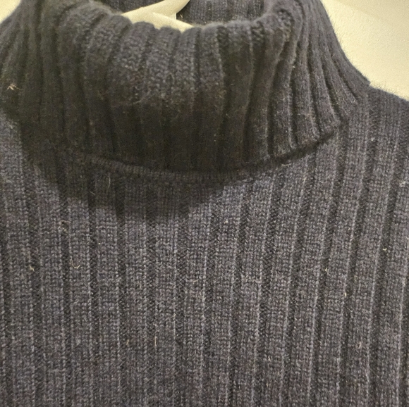 Daniel Bishop 100% Cashmere Navy and Cream Turtleneck Sweater- Boys XL 7 - Picture 2 of 7